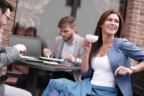 Geschäftsfrau sitzt an einem Tisch in einem gemütlichen Café — Stockfoto