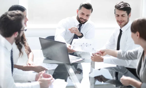 Business team discusses business documents — Stock Photo, Image