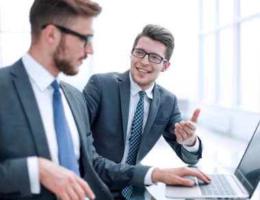 up.Business yakın iş arkadaşlarınızla tartışın güncel bilgiler