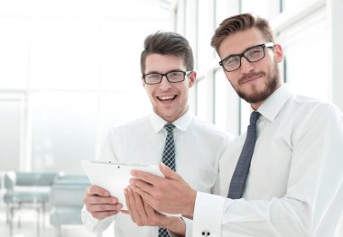 up.Employees ofis pencere yakınındaki bir dijital tablet konumu olan kapatın