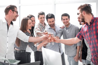 yaratıcı iş takım başarılarını kutluyor