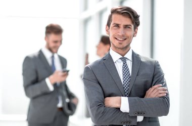 office arka plan üzerinde genç başarılı iş adamı