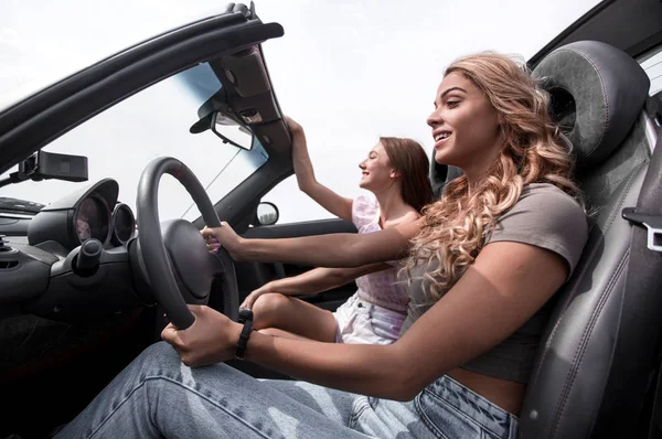 Sida view.two glada tjejer Rider i bilen. — Stockfoto