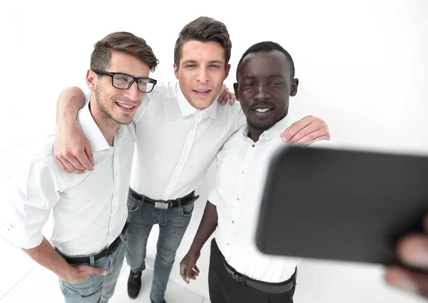 Närbild.multinationellt affärsteam som tar selfies — Stockfoto