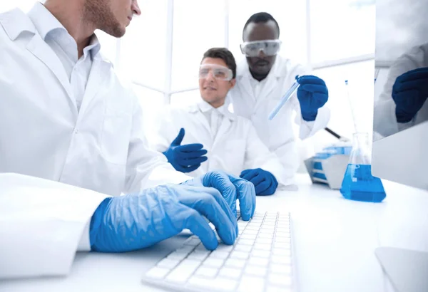 Scientists discuss the results of their research. — Stock Photo, Image