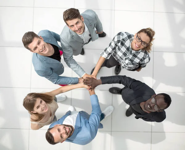 Concepto de trabajo en equipo. Alto ángulo vista superior de la juventud hipster doblado sus manos apiladas en la parte superior — Foto de Stock