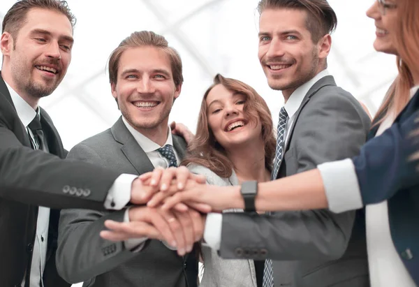 Blick von unten auf junge Menschen, die Hand anlegen — Stockfoto