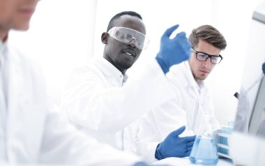 Bir grup bilim adamı sıvı üzerinde deneyler yapıyor.