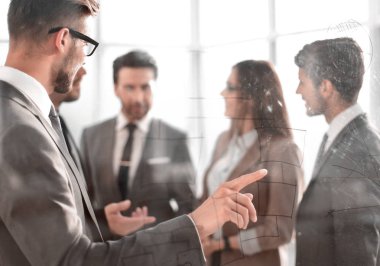 Genç adam akış çizelgesi cam tahtada çizim