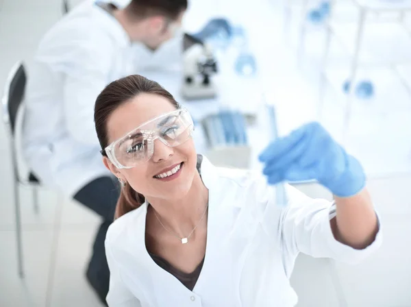 Mujer científica con tubo de ensayo haciendo investigación en laboratorio clínico — Foto de Stock