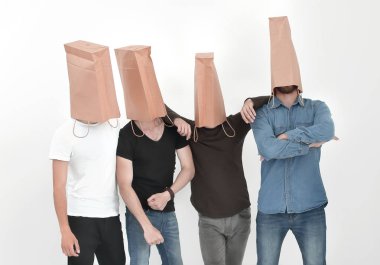 kağıt poşet başlarına ile gençlerin Grup