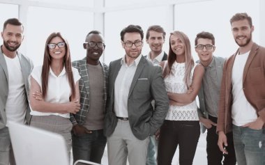 Bir grup başarılı iş adamı ofiste duruyor.