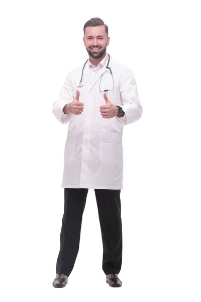 Usmívající se lékař ukazující palce nahoru .isolated na bílém — Stock fotografie