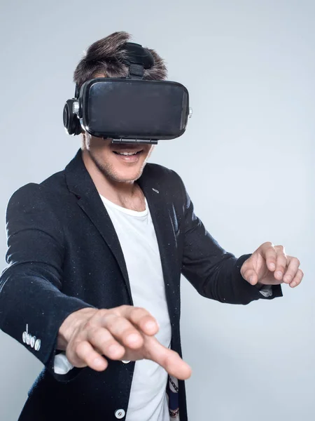 Hombre con gafas de realidad virtual. Estudio de tiro, fondo oscuro —  Fotos de Stock