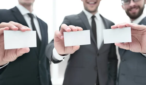 Drei Geschäftspartner zeigen ihre Visitenkarte — Stockfoto