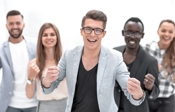 Succesvol multinationaal business team tonen duim omhoog — Stockfoto