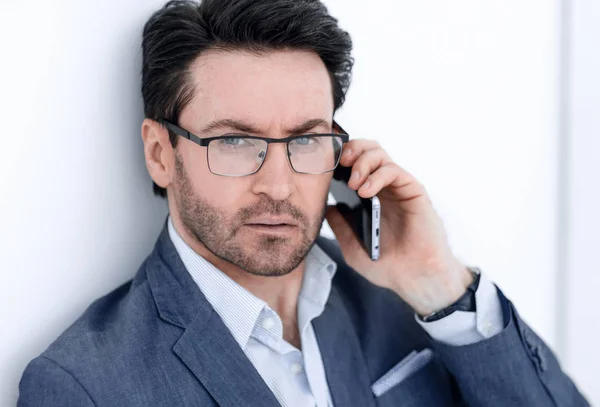 Hombre de negocios guapo hablando por teléfono —  Fotos de Stock