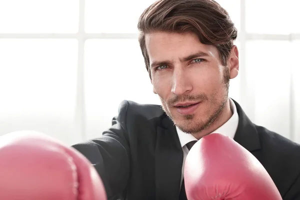 Postura de hombre de negocios con guantes de boxeo — Foto de Stock