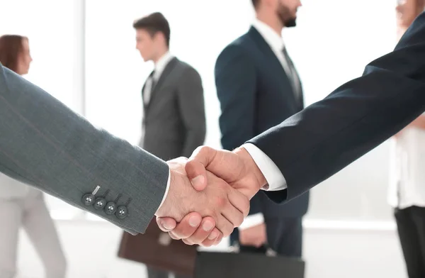 Stretta di mano partner commerciali sullo sfondo dell'ufficio — Foto Stock