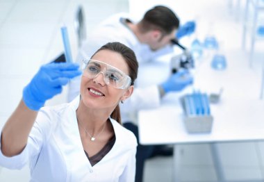 test sonuçlarına bakarak gülümseyen bilim adamı