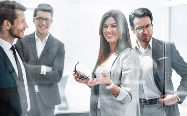 Grupo de empresarios de pie en una oficina moderna —  Fotos de Stock