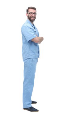 yan görünüm. başarılı erkek doktor kameraya bakıyor.