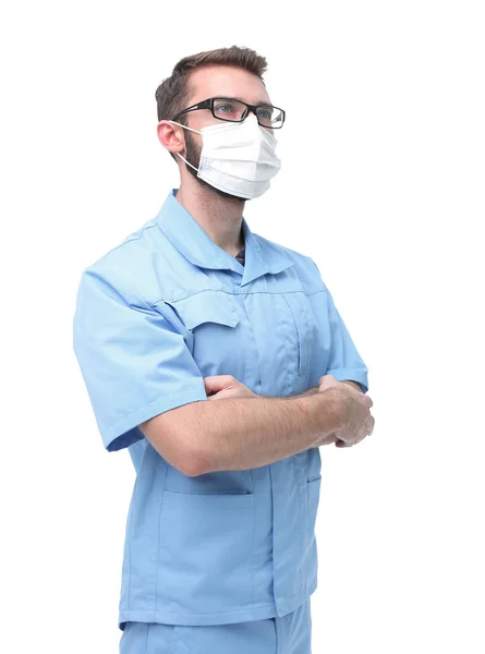Zelfverzekerde mannelijke arts in chirurgische masker. geïsoleerd op wit — Stockfoto