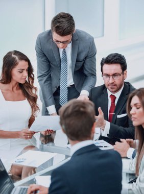 finansal performans tartışırken iş takım