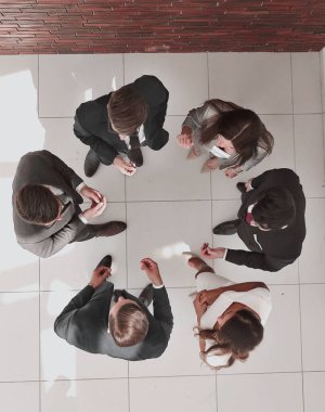 üstten görünüm. iş takım iş sorunlarını çözme