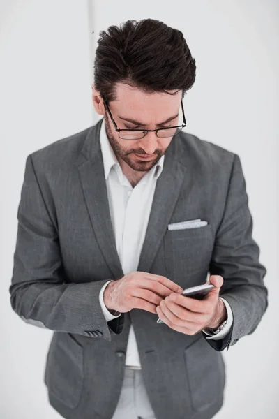 閉めろ。ビジネスマンはスマートフォンでSMSを読む. — ストック写真