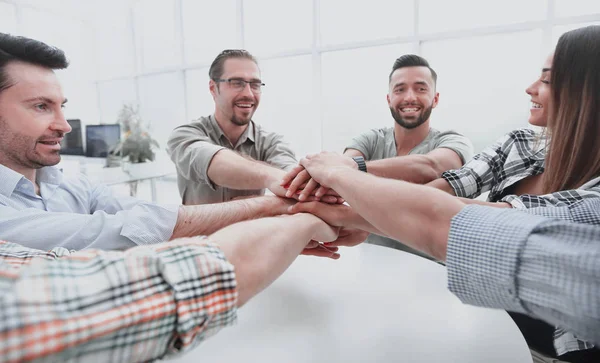 Da vicino.business team piegato i palmi delle mani insieme, sopra la scrivania — Foto Stock