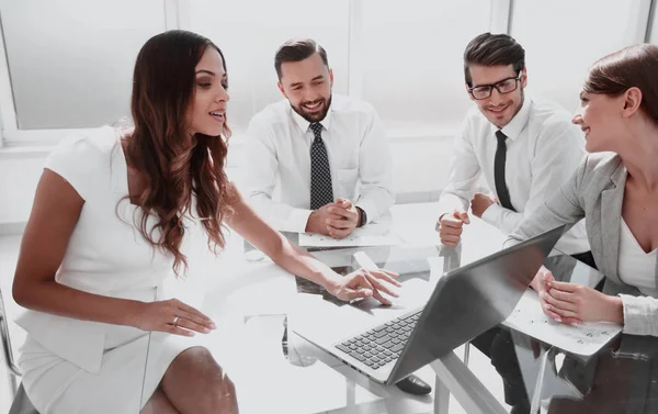 Team di lavoro utilizza un computer portatile per controllare i risultati del loro lavoro — Foto Stock