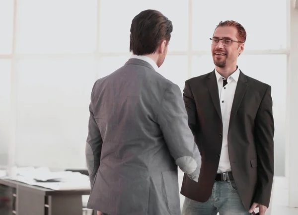 Nahaufnahme. Handschlag-Geschäftsleute in der Lobby. — Stockfoto