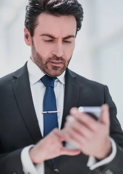 Affärsman läser textmeddelande på smartphone. — Stockfoto