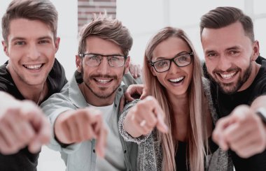 Öğrencilerin iş performansta sevinirler.