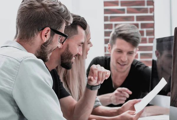 Empresarios trabajando solos en su oficina — Foto de Stock