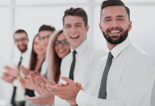 Glückliche Mitarbeiter applaudieren stehend — Stockfoto