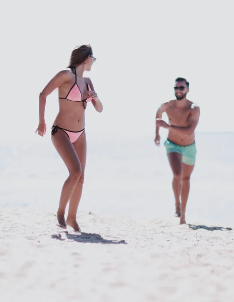 Imagen de amantes felices corriendo por la playa . —  Fotos de Stock