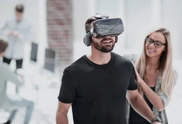 Pantalla digital con jóvenes con auriculares de realidad virtual —  Fotos de Stock