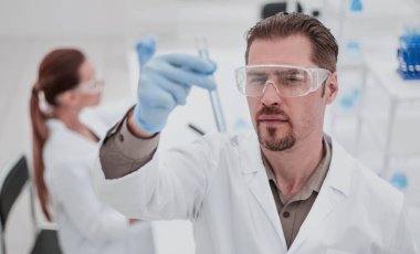 test sonuçlarını ciddi bilim adamı görünüyor