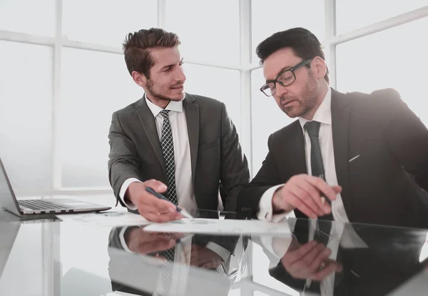 Два бізнесмени обговорюють умови контракту — стокове фото