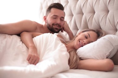 uyuyan karısına bakan sevgi dolu adam