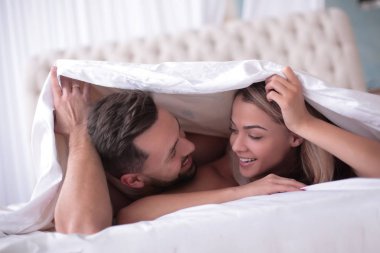 Battaniyenin altında yatan sevimli çift