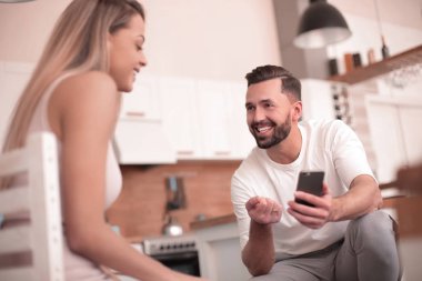 mutlu genç adam eşi ile olaylar hakkında konuşurken