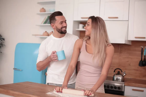 Pareja joven en la cocina en un día libre — Foto de Stock