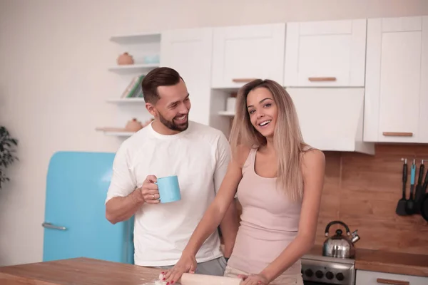 Young couple in the kitchen on a free day — Stock Photo, Image