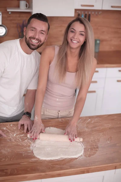 Jovem casal se comunica na cozinha da casa — Fotografia de Stock