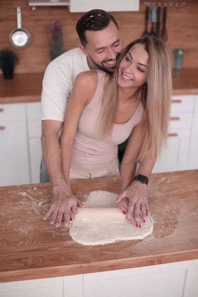 Fecha. jovem casal preparando croissants juntos — Fotografia de Stock