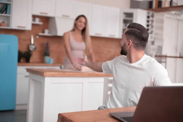 Joven pareja casada se comunica en su cocina — Foto de Stock