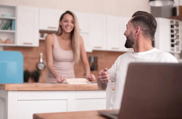 Jovem casal se comunica em sua cozinha — Fotografia de Stock